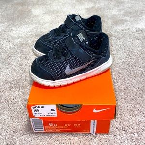 Black Nike Flex Experience 4 - size 6C